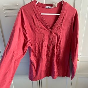 White stag vintage women’s embroidered top ☁️